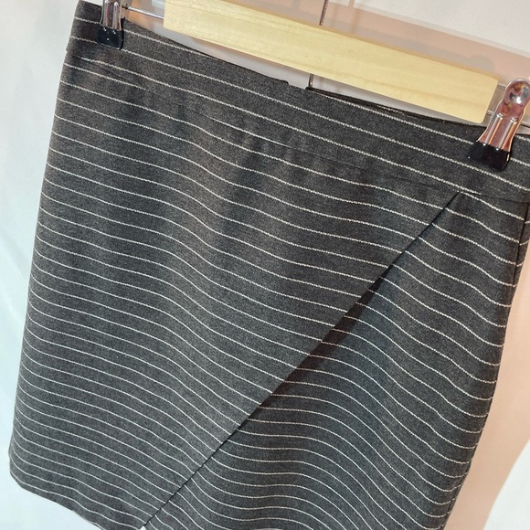 LOFT 2P Black and White Striped Asymmetrical Cut Mini Skirt EUC - Picture 12 of 12